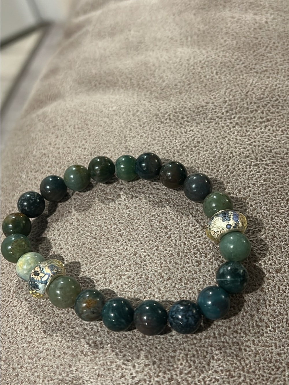 Handcrafted Green Agate Bead Bracelet with Decorative Accent Beads